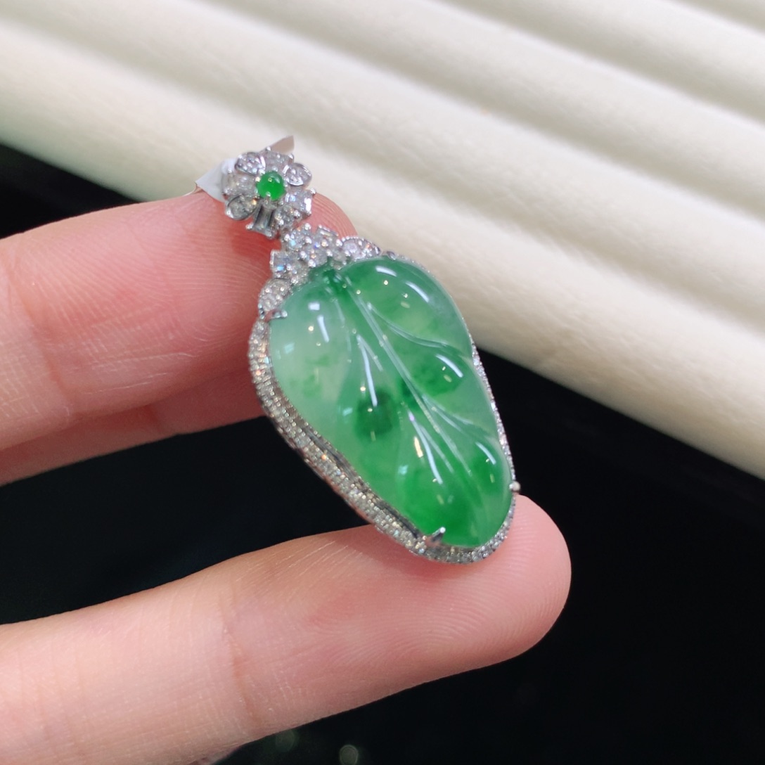 翡翠颈饰18K金镶嵌叶子