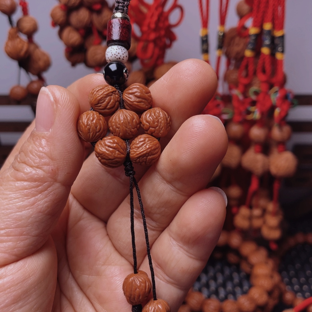 木质类龙纹桃枭挂件