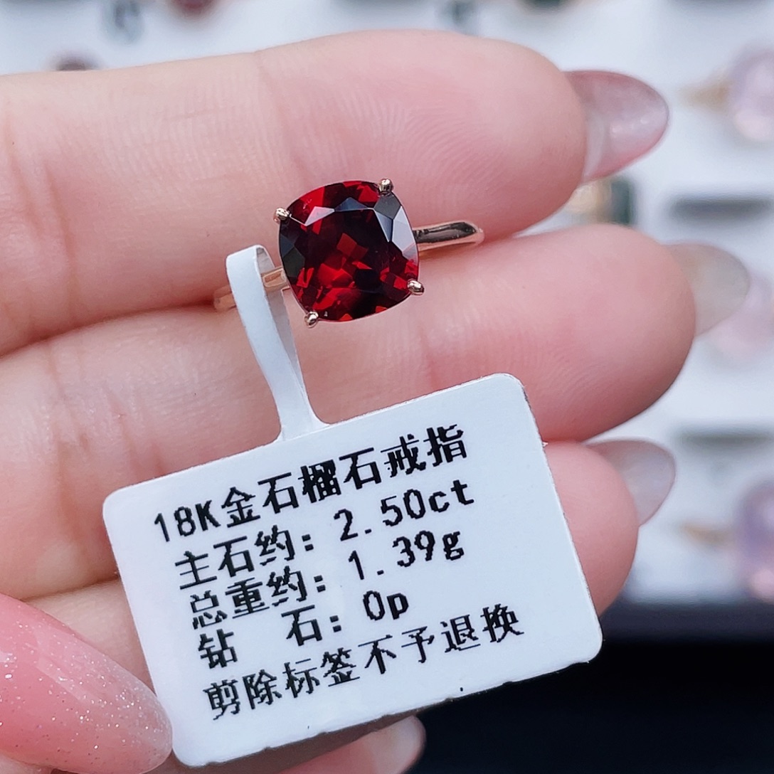 18K金镶嵌戒指石榴石