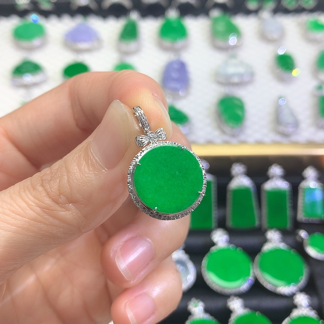 颈饰18K金镶嵌翡翠吊坠