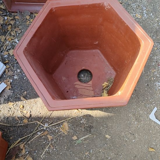 铁***钉对角外口径5厘米左右的六角形花盆一个