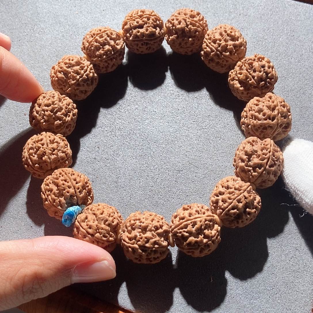 金刚菩提吊坠原皮蜂王