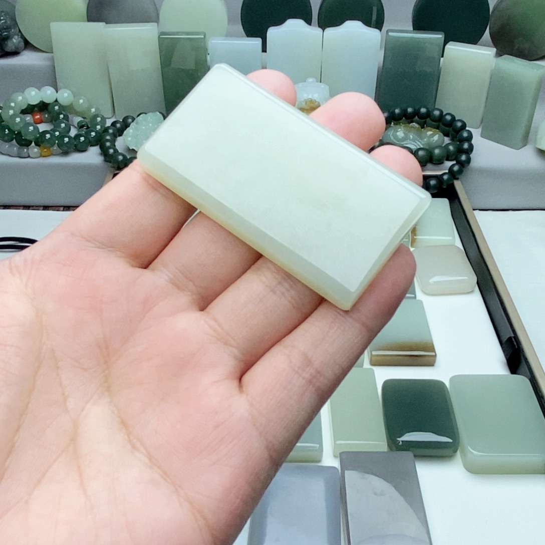 和田玉颈饰未镶嵌阿*哥