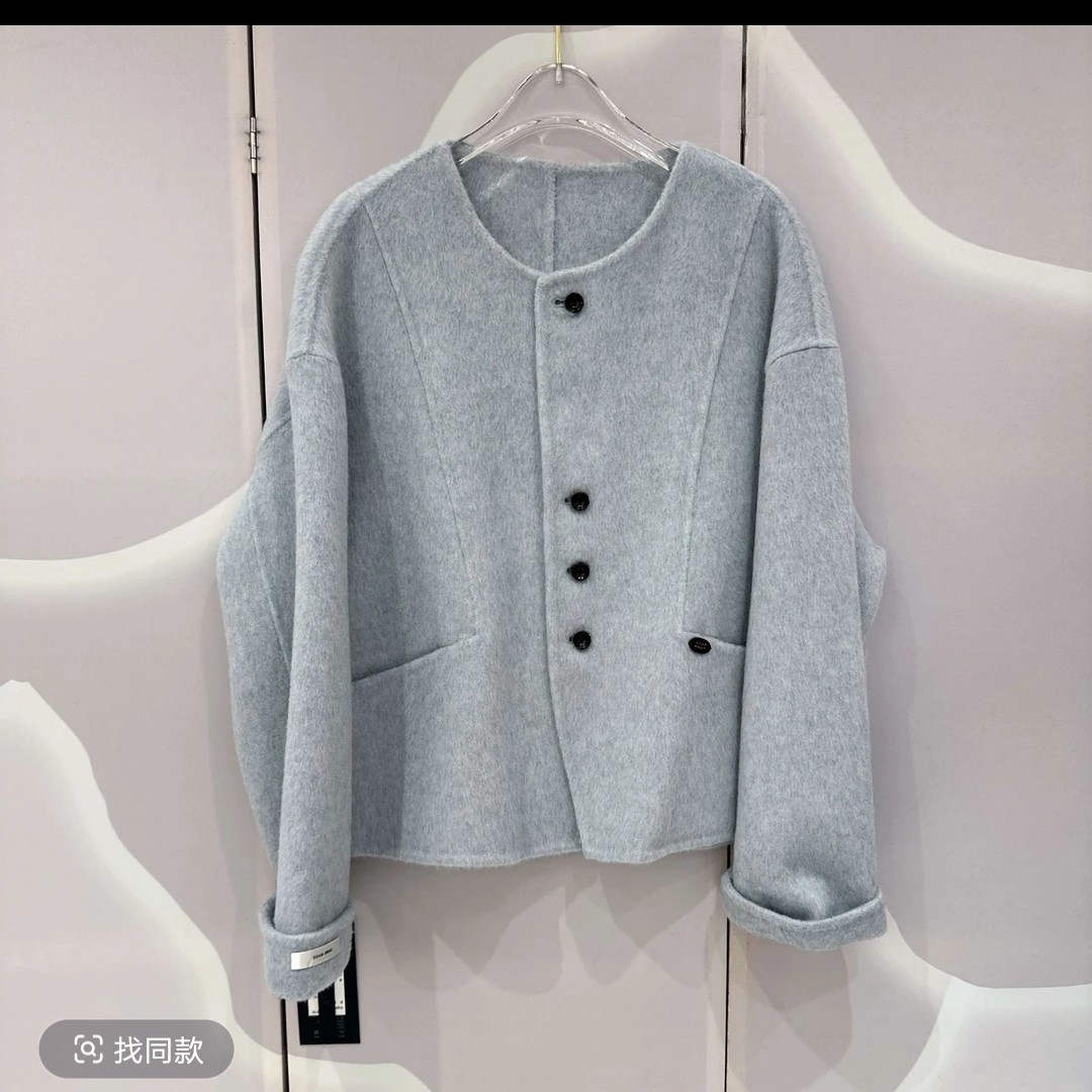 棉麻圆领黑扣大衣