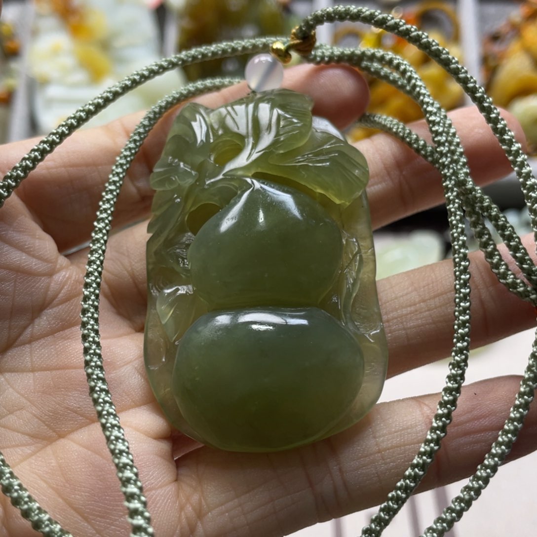 蛇纹石玉颈饰未镶嵌