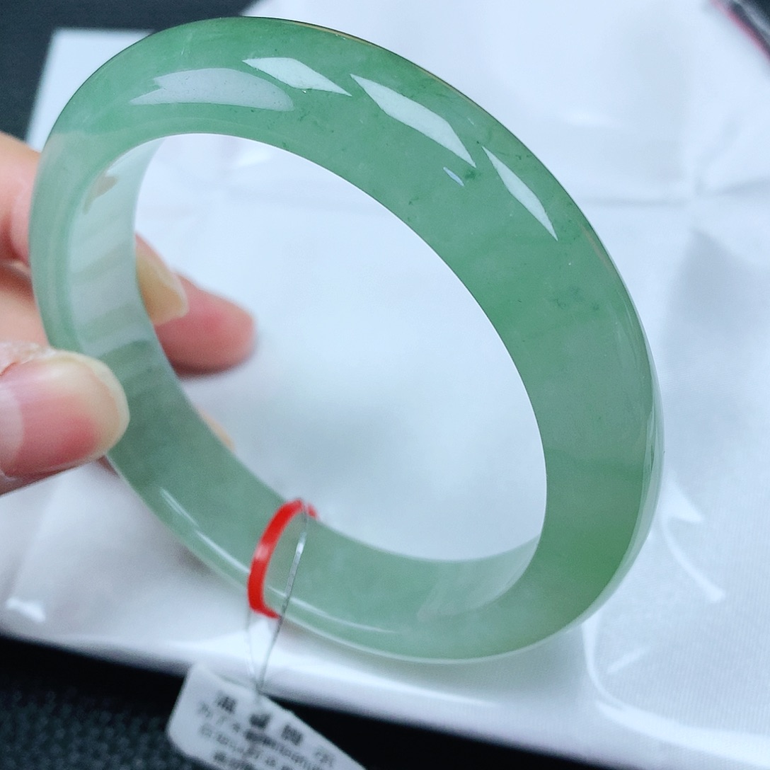 翡翠手镯未镶嵌55圈