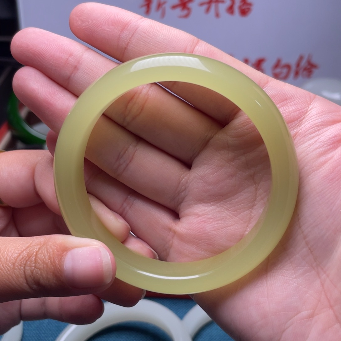 56圈口冰糖雪梨色正圈手镯