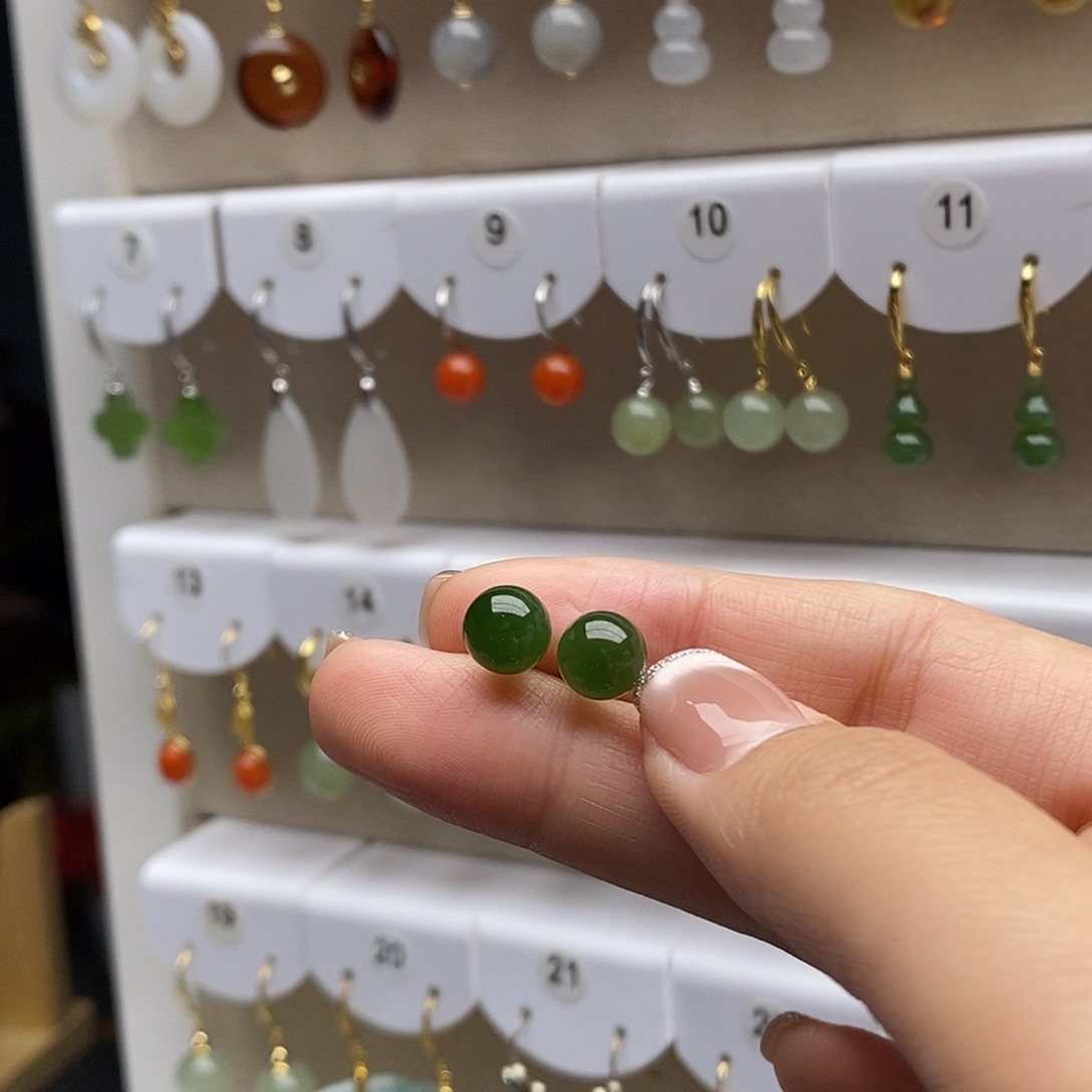 貓***解和田玉18K金镶嵌耳饰