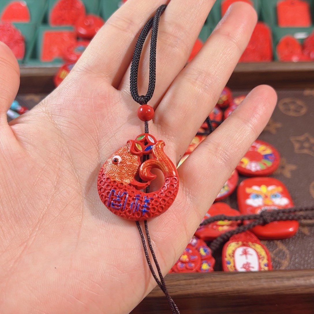 天然辰砂含辰砂工艺品彩绘鱼尾相连吊坠