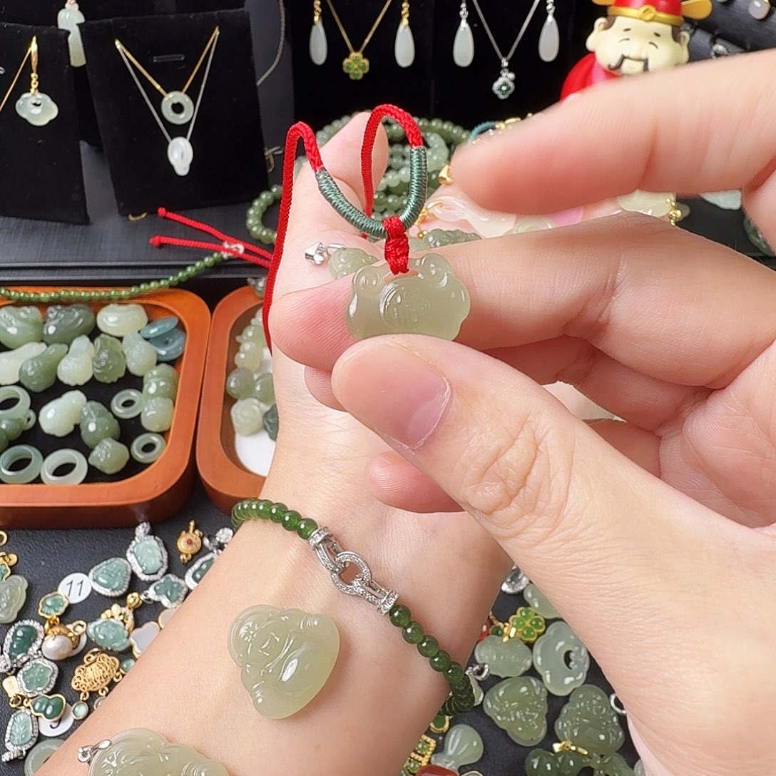 小***李颈饰未镶嵌和田玉