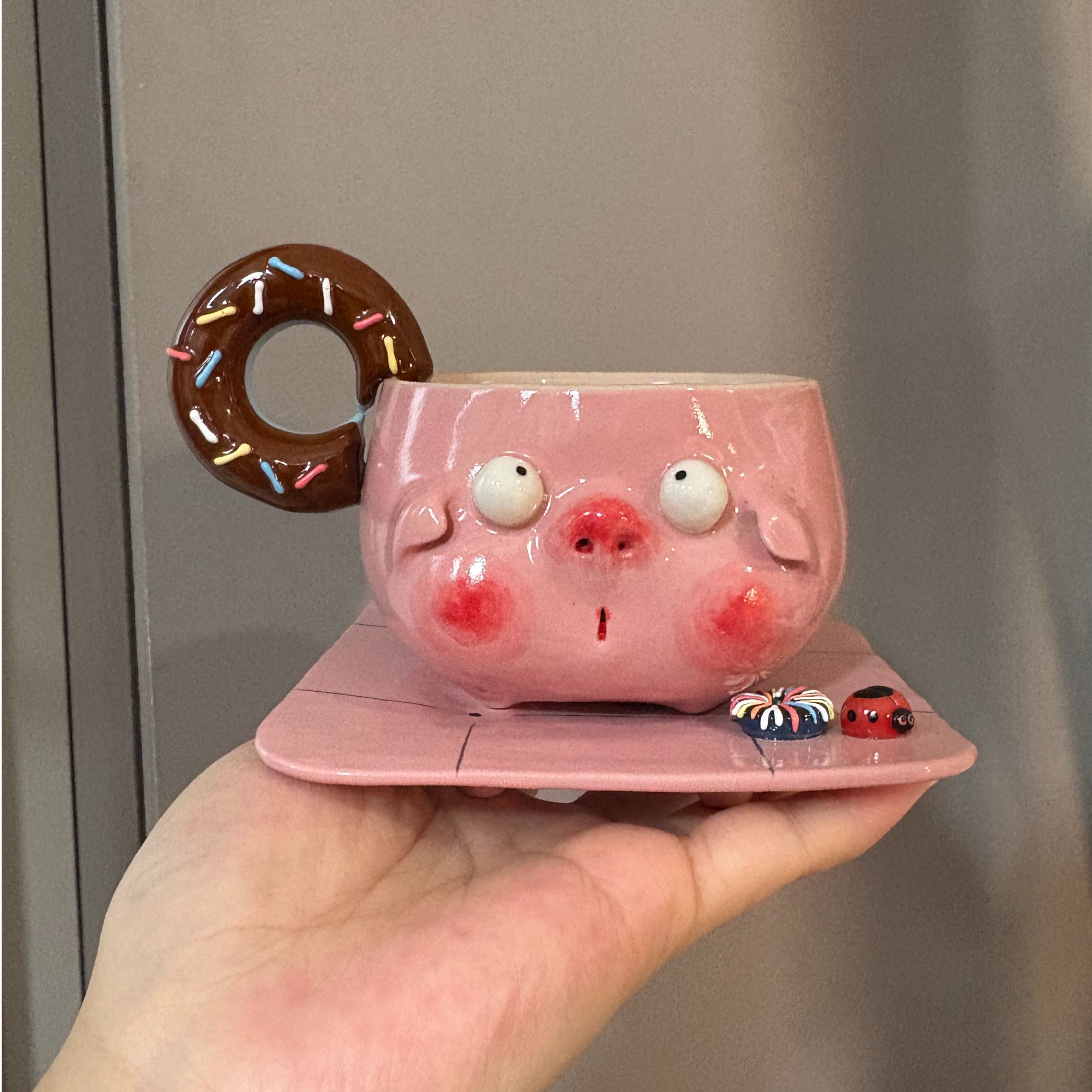 编号240言下甜甜圈猪猪杯碟套组