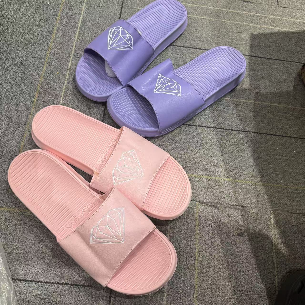 钻石拖鞋 两色可选  潮流