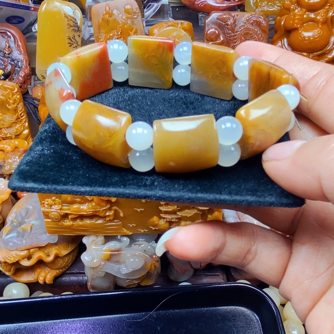石英质玉（黄龙玉）未镶嵌颈饰