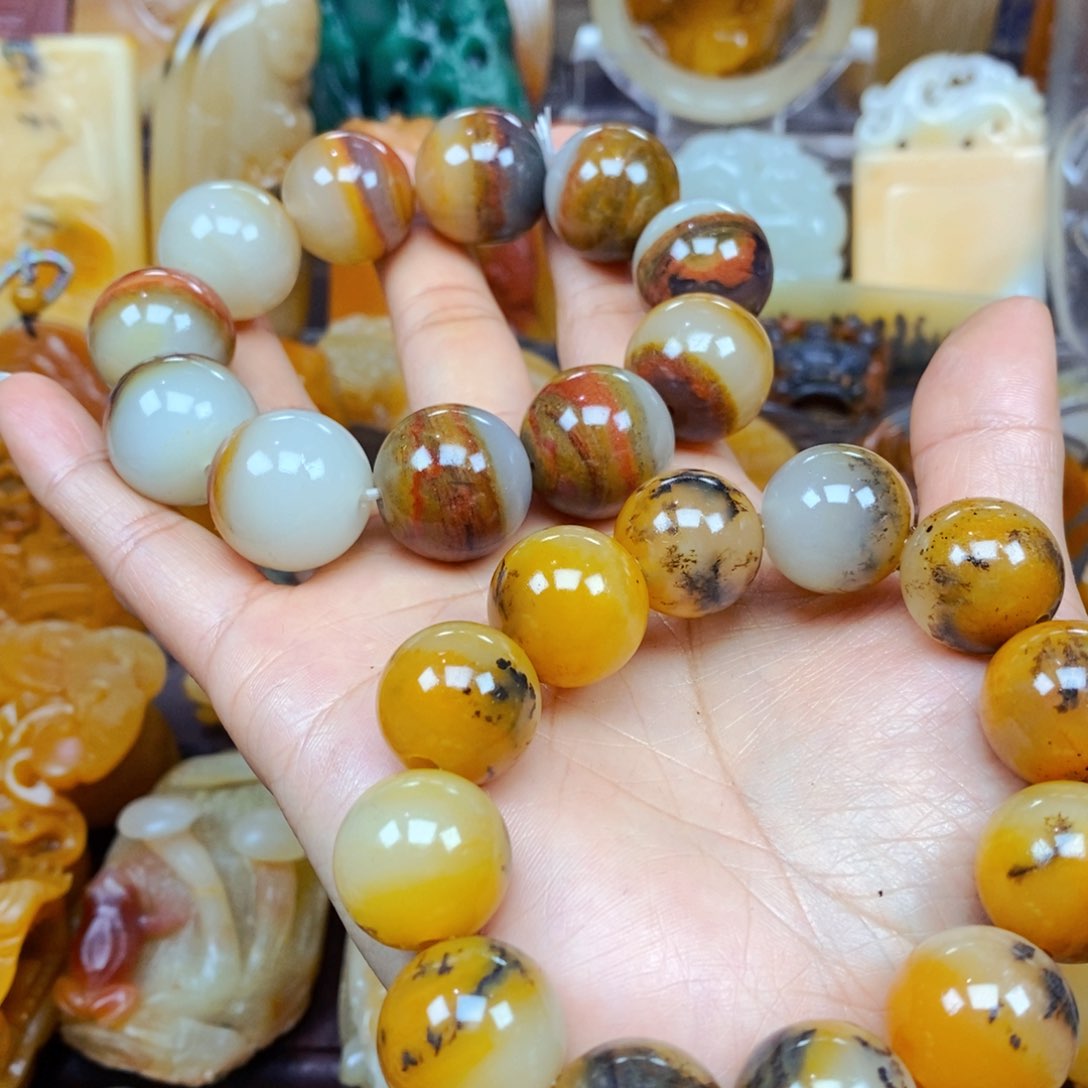 石英质玉（黄龙玉）颈饰未镶嵌