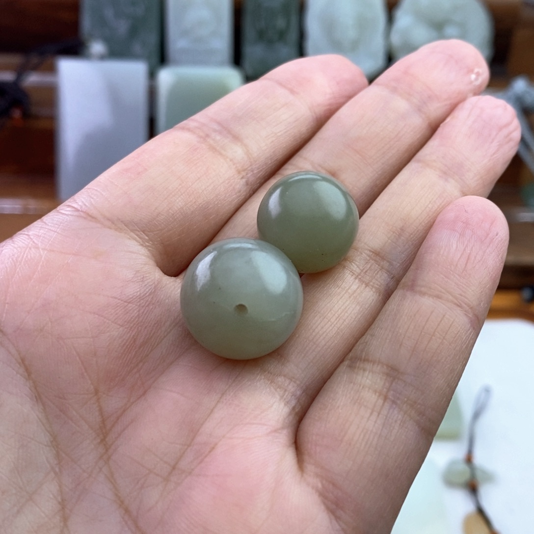 和田玉未镶嵌颈饰微包容有结构有隐裂