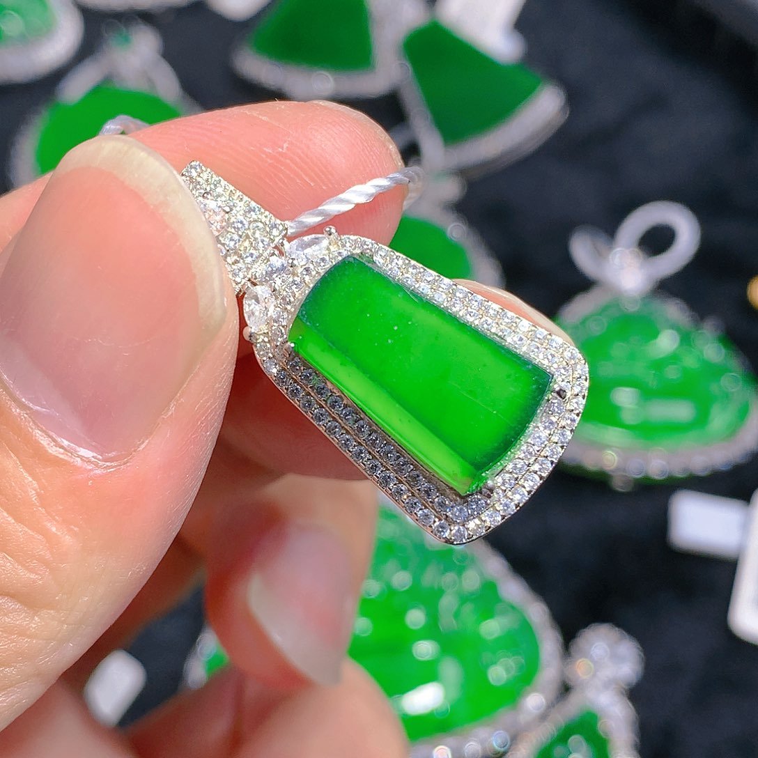 翡翠颈饰银S925镶嵌吊坠