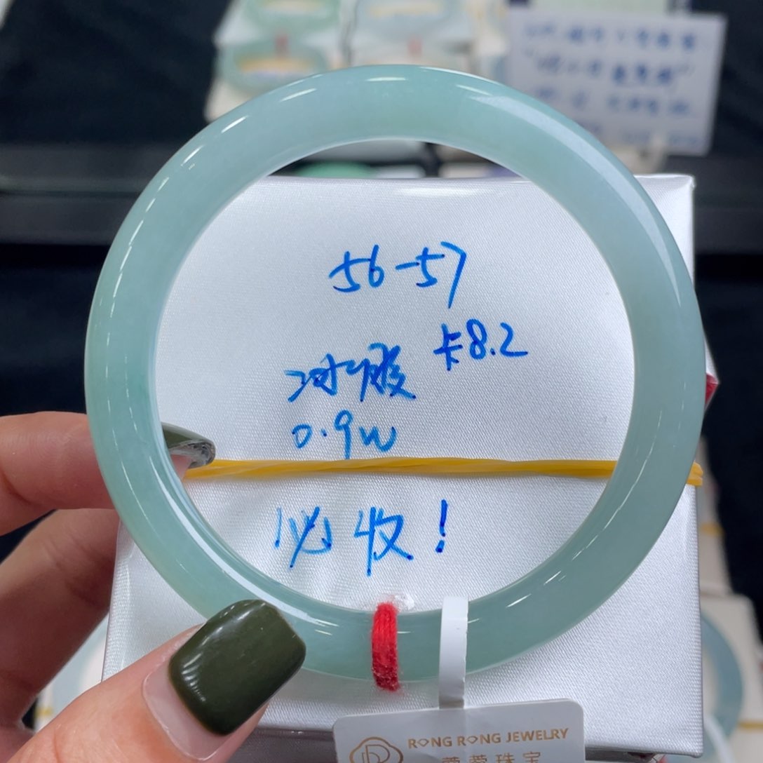 翡翠手镯未镶嵌翡翠手镯