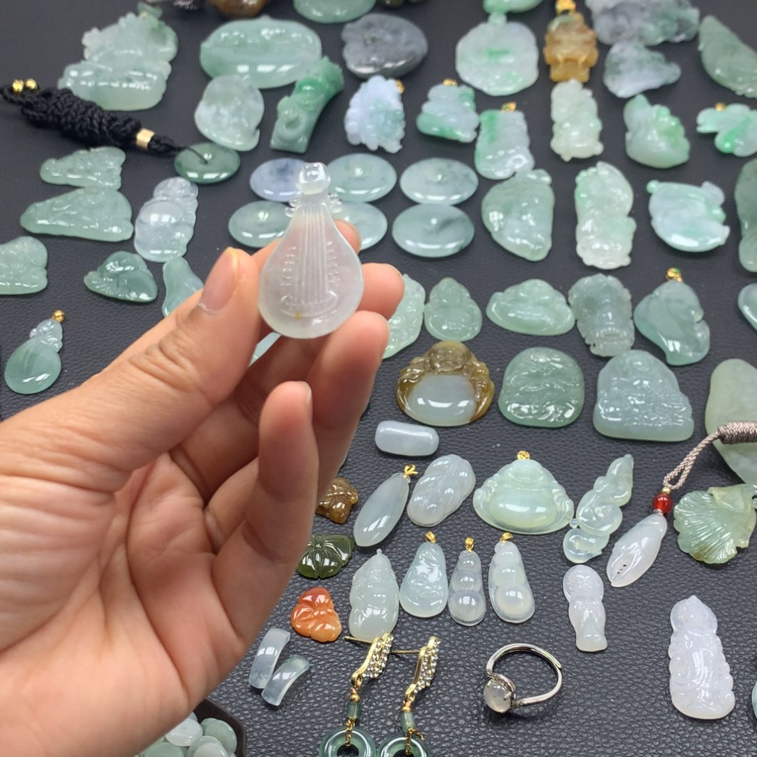 翡翠颈饰未镶嵌琵琶