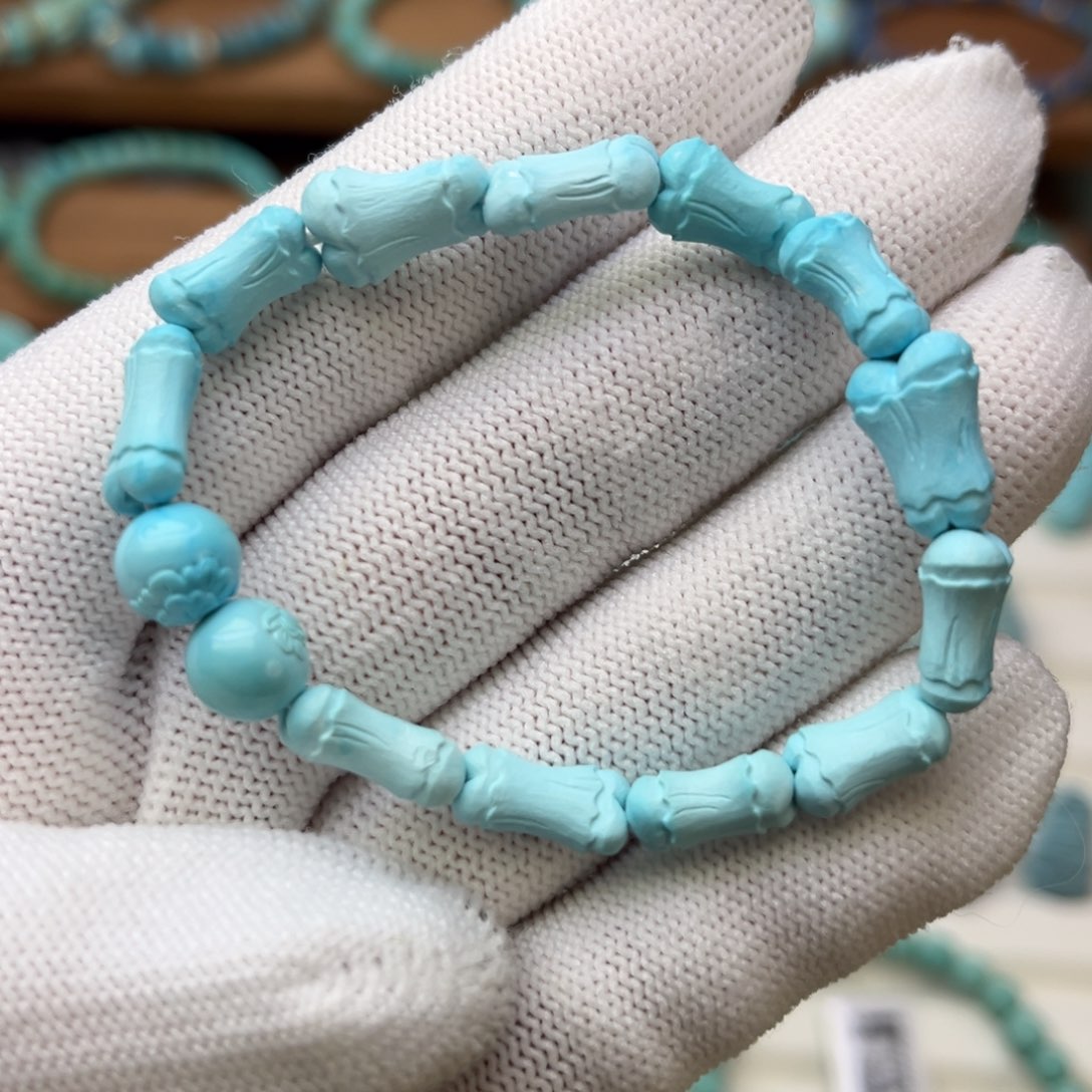 怀***抱绿松石未镶嵌珠宝奇石