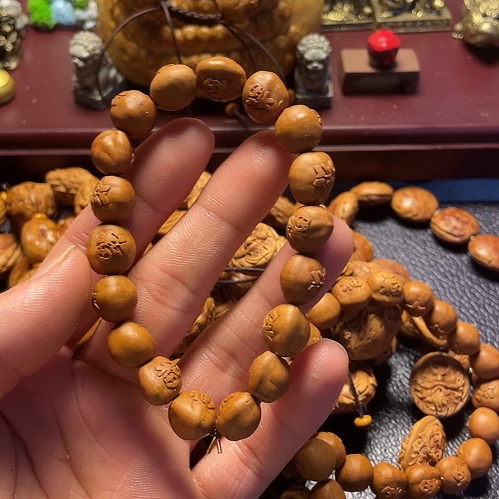 龙纹桃核雕刻瑕疵百福