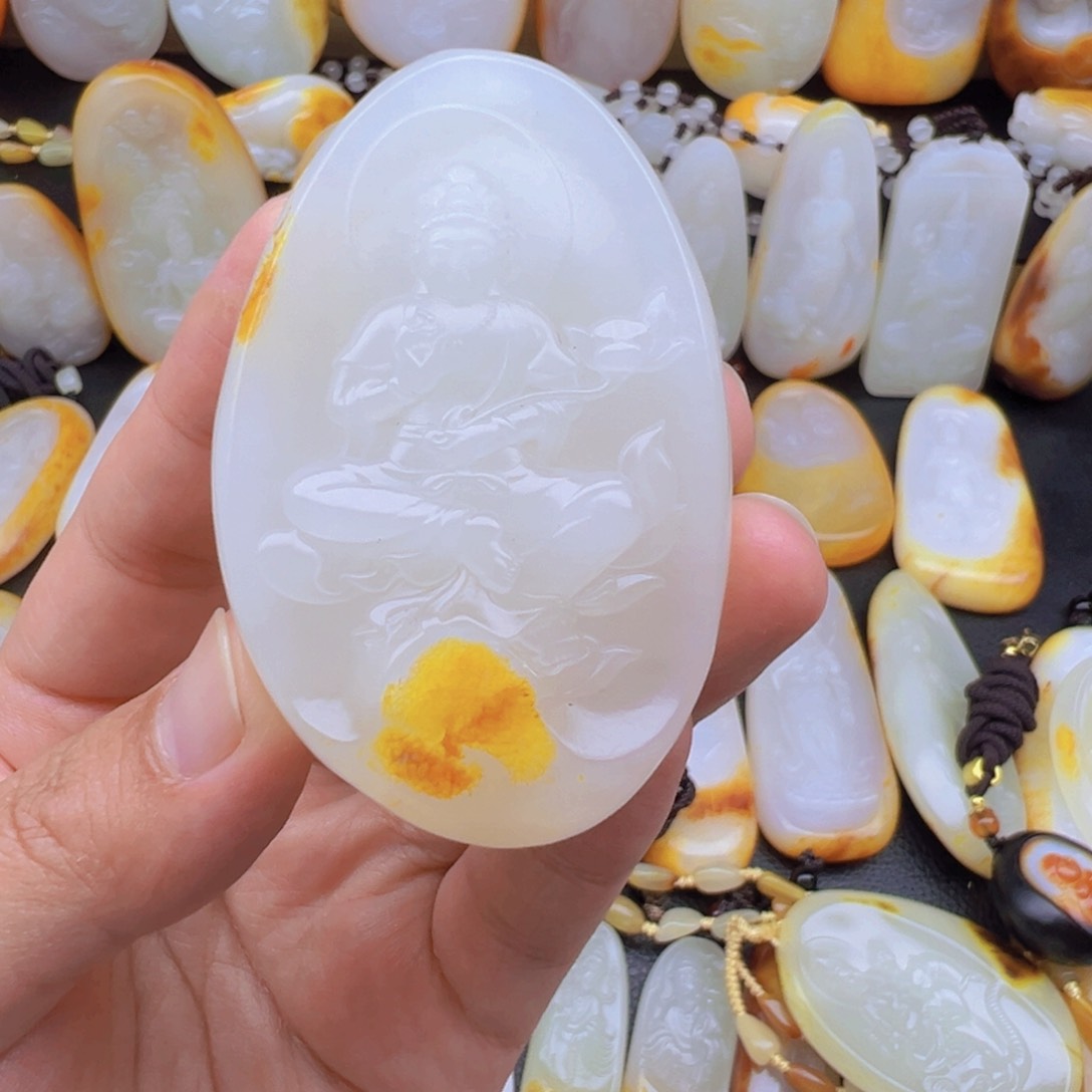 修***浅和田玉未镶嵌颈饰