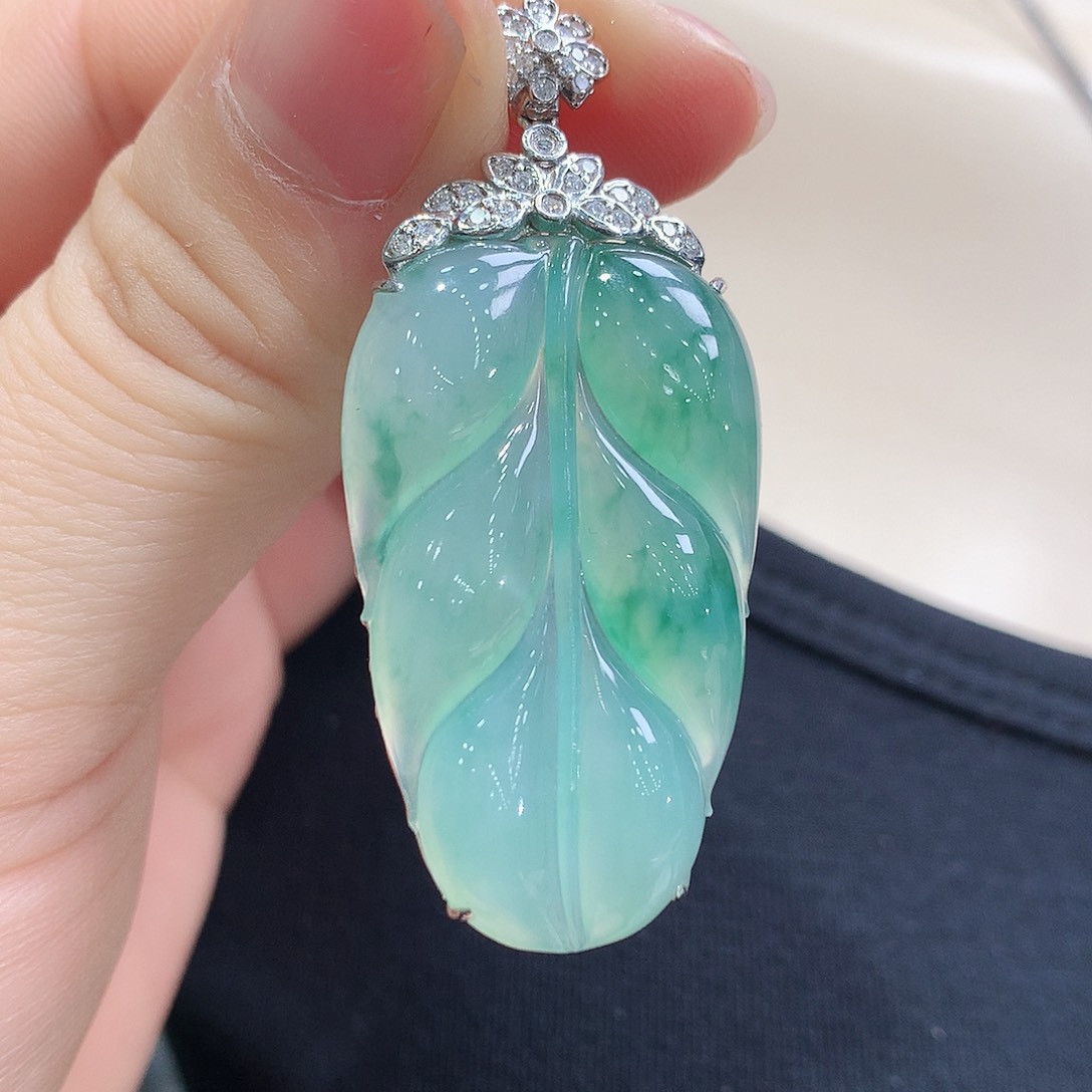 翡翠18K金镶嵌颈饰叶子