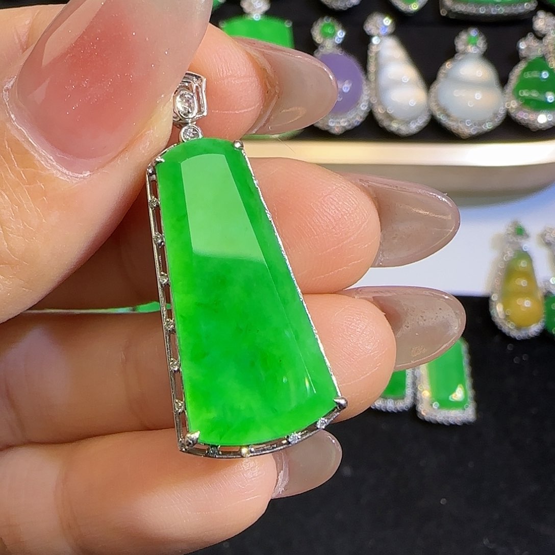 翡翠颈饰18K金镶嵌。