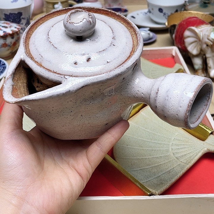 紫砂茶壶盘子和杯子