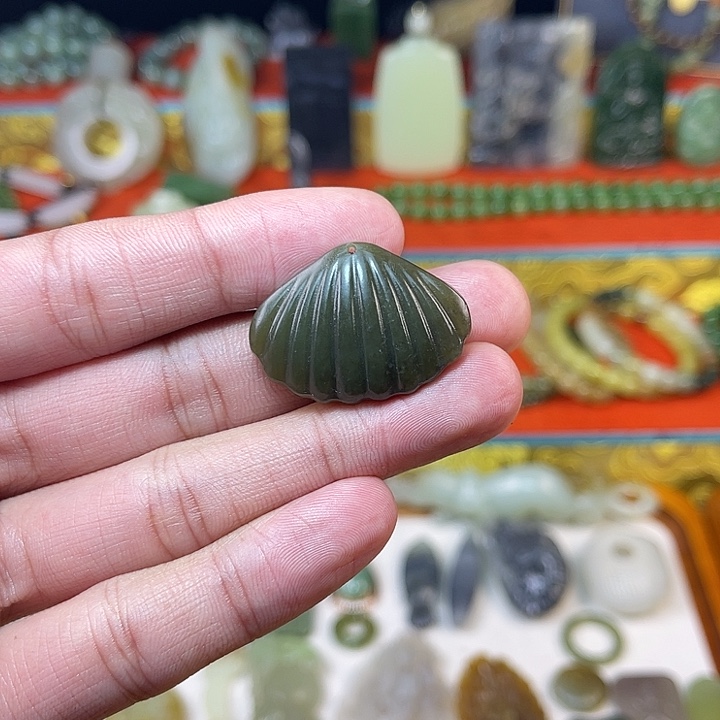 和田玉未镶嵌颈饰福贝