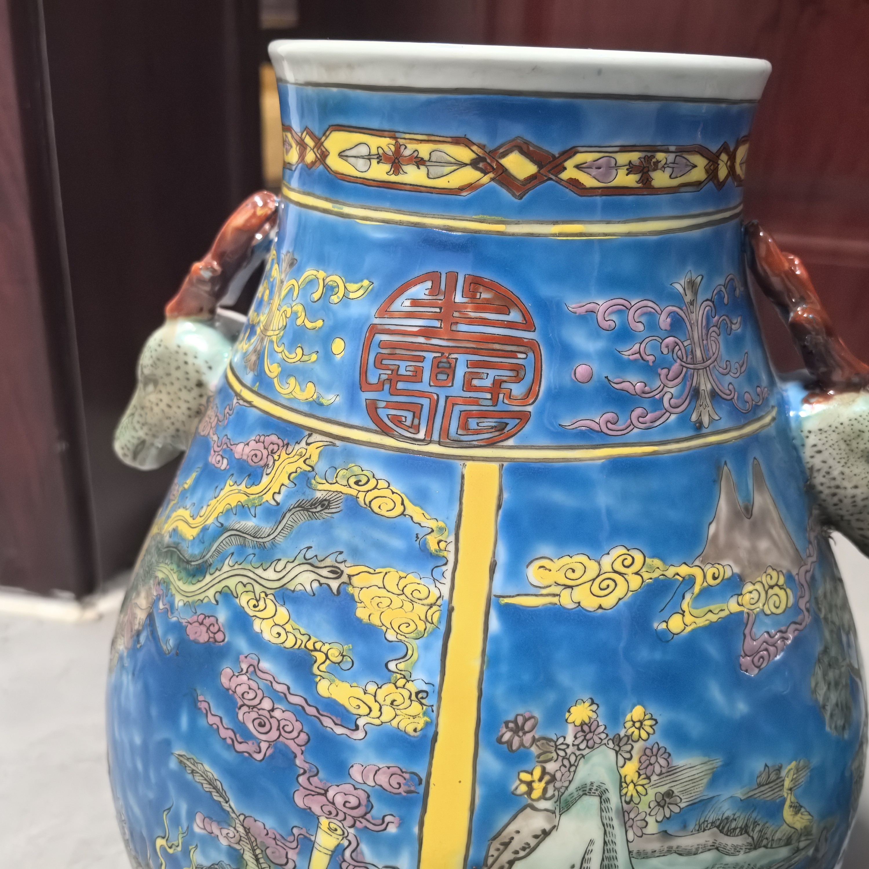 精品粉彩鹿头尊收藏