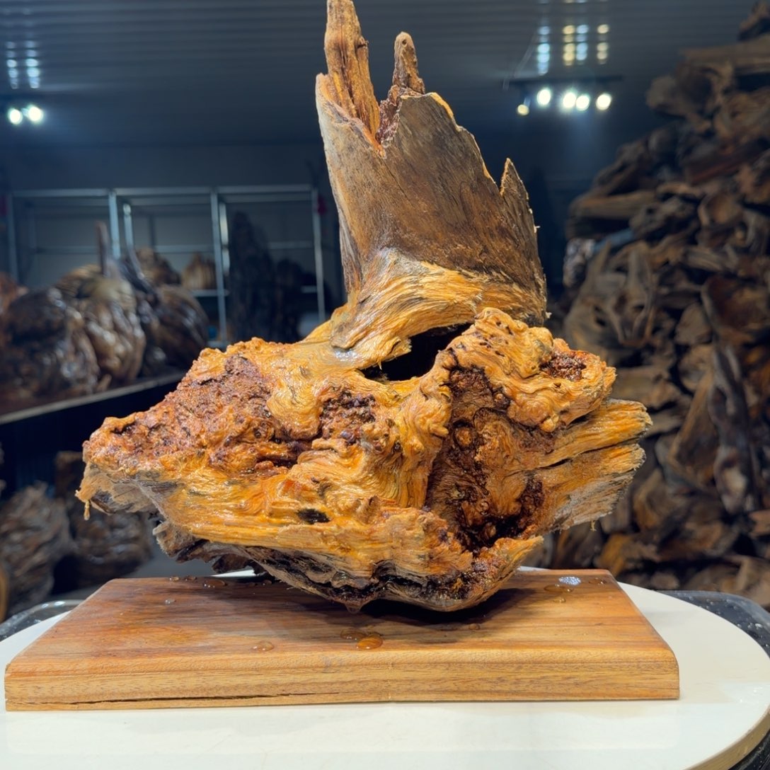 冷***者木王一刀琥珀木摆件116