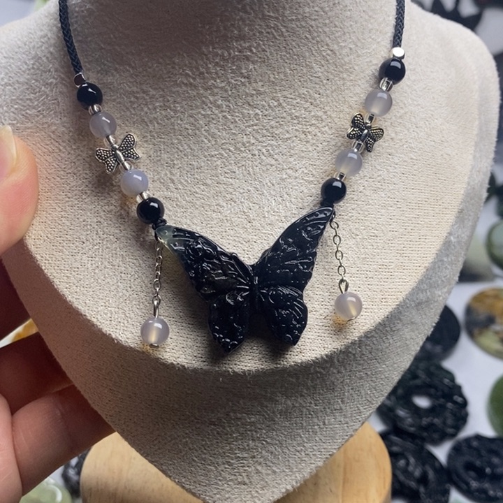 蛇纹石玉颈饰合金