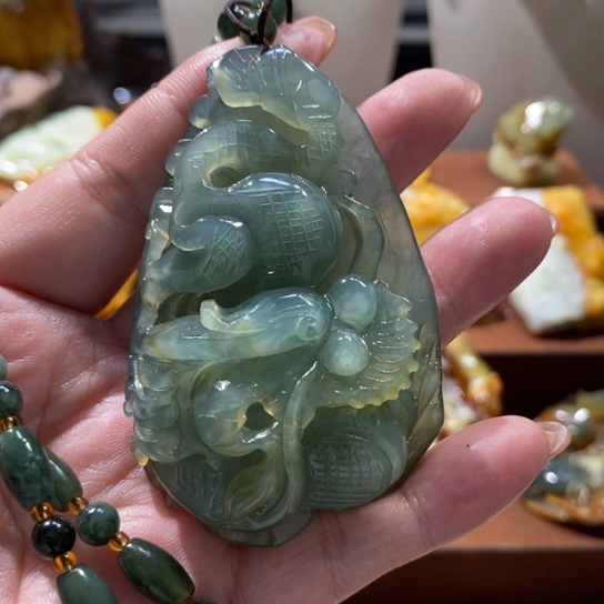 蛇纹石玉未镶嵌颈饰