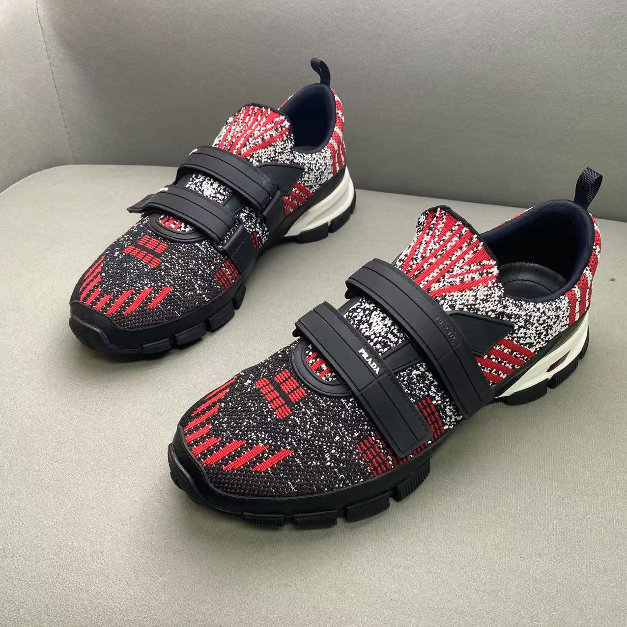 95新 Prada/普拉达 黑红色时尚百搭透气网面双魔术贴运动鞋 42码