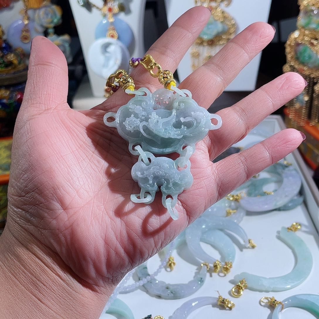 翡翠颈饰未镶嵌翡翠双锁凤套牌