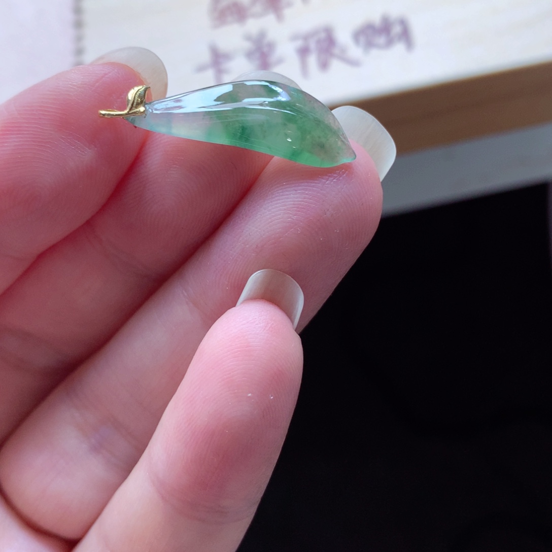 翡翠颈饰18K金镶嵌吊坠