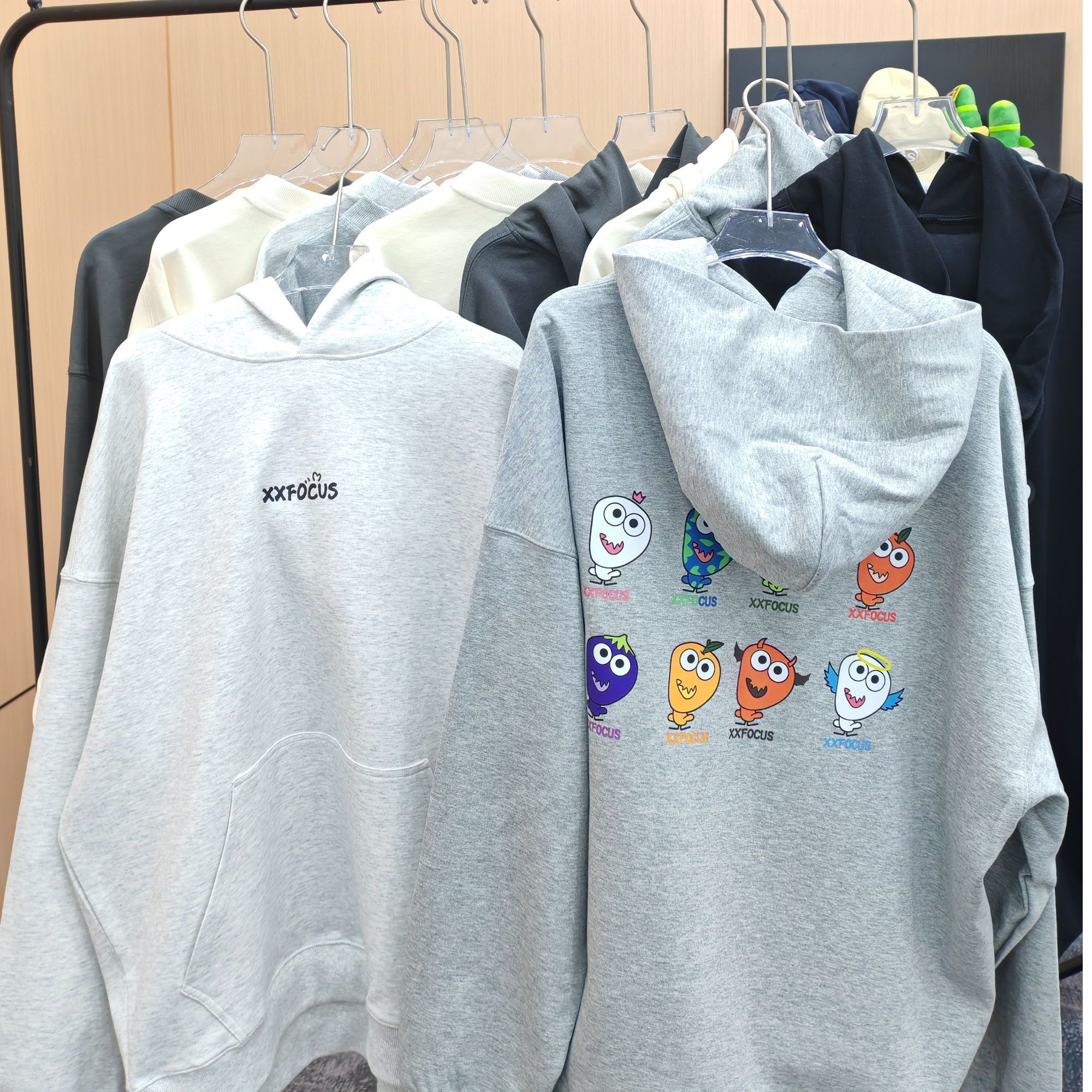 0223【春季新款】胸前xx字母后背8个可爱图案连帽卫衣