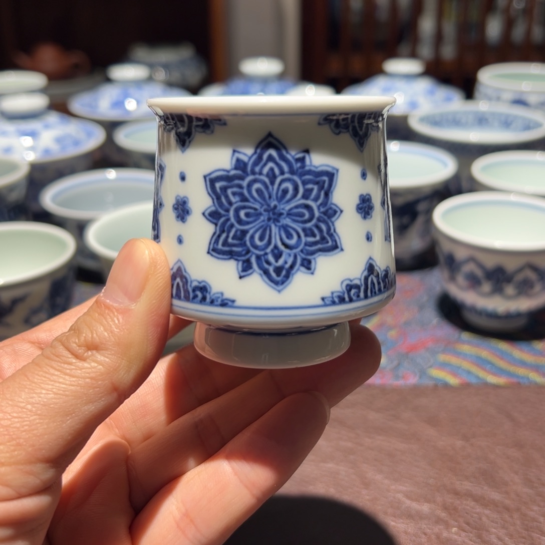 杯青花四面宝相莲花品茗杯口径约5.7厘米