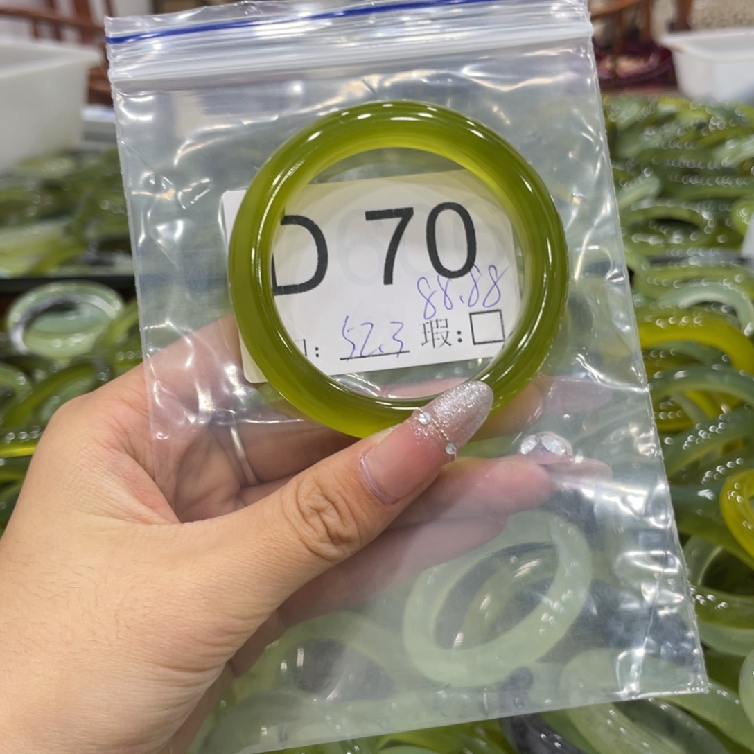 未镶嵌蛇纹石玉颈饰萱**?