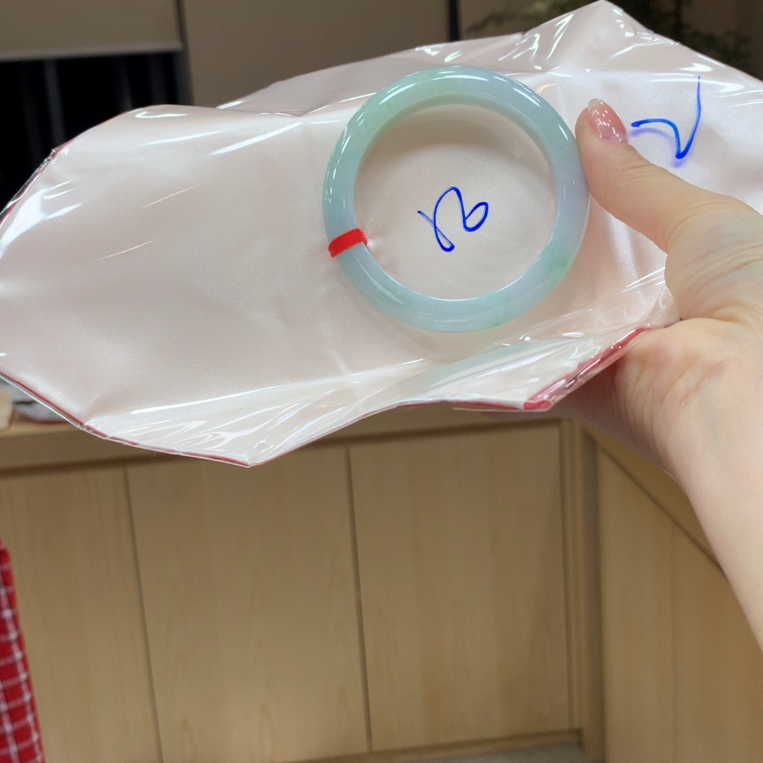 翡翠手镯未镶嵌不退不换