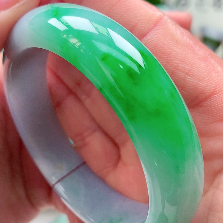 在***主翡翠未镶嵌手镯付定金40000元未付尾款95000