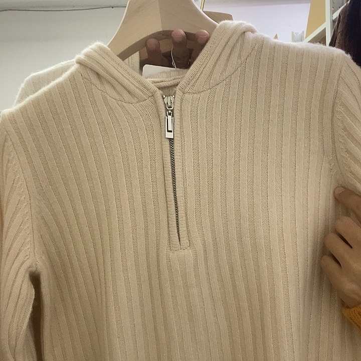 米色拉链帽衫。          