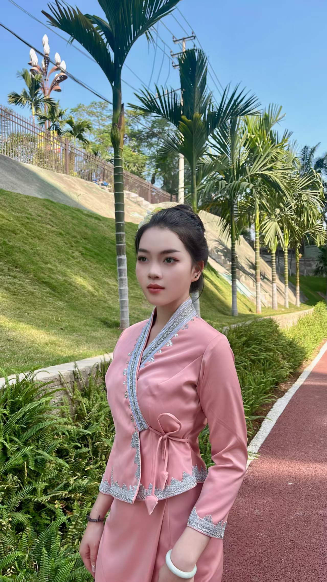 傣装重工手工钉珠藕粉色套装【图品颜色过重 颜色以直播间为准】