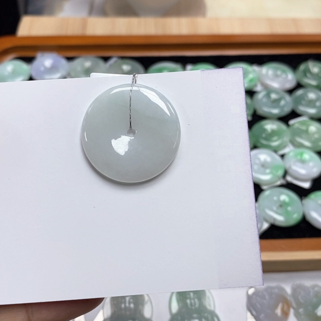 翡翠颈饰未镶嵌平安扣