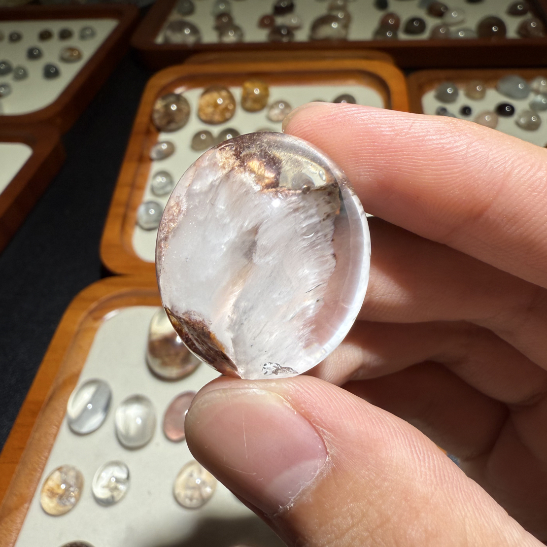 白幽灵水晶雪山幽灵蛋面，可做毛衣链吊坠尺寸26×30.4下单先咨询