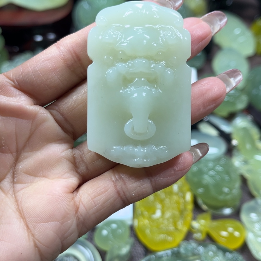 蛇纹石玉未镶嵌颈饰