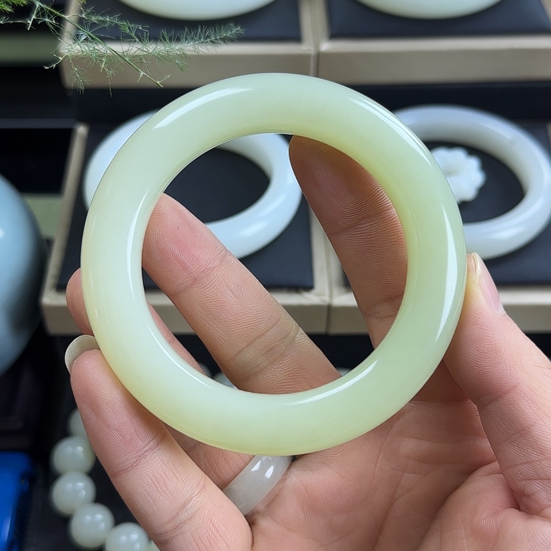 和田玉未镶嵌手镯薄荷奶绿