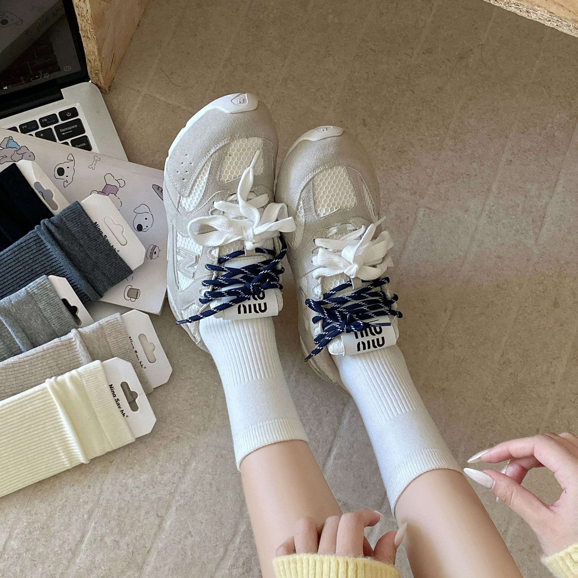 堆堆微压纯色澳棉中筒袜女袜
