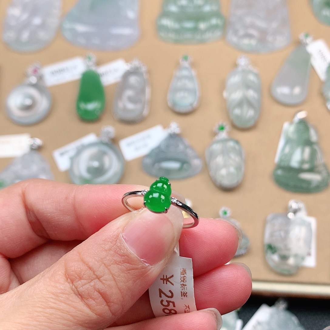 翡翠颈饰18K金镶嵌葫芦记者