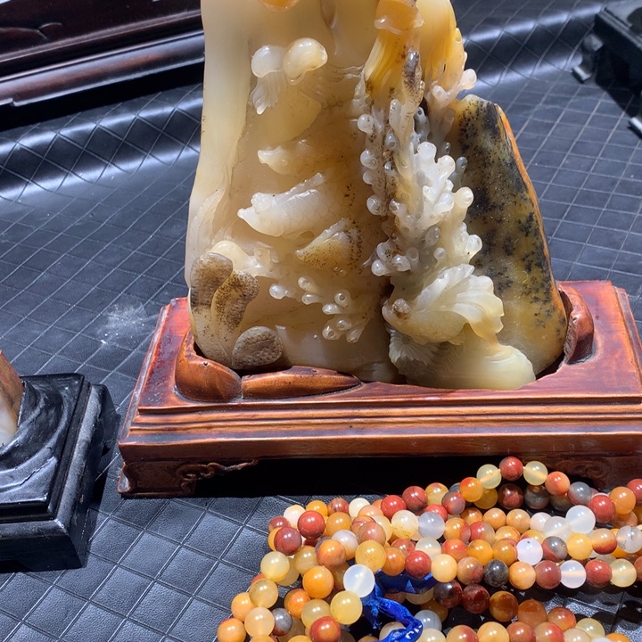 石英质玉（黄龙玉）未镶嵌颈饰